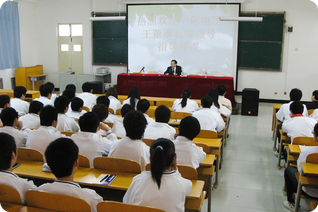 Nel 2011, il presidente Wang ha tenuto lezioni agli studenti della classe di ordine medio